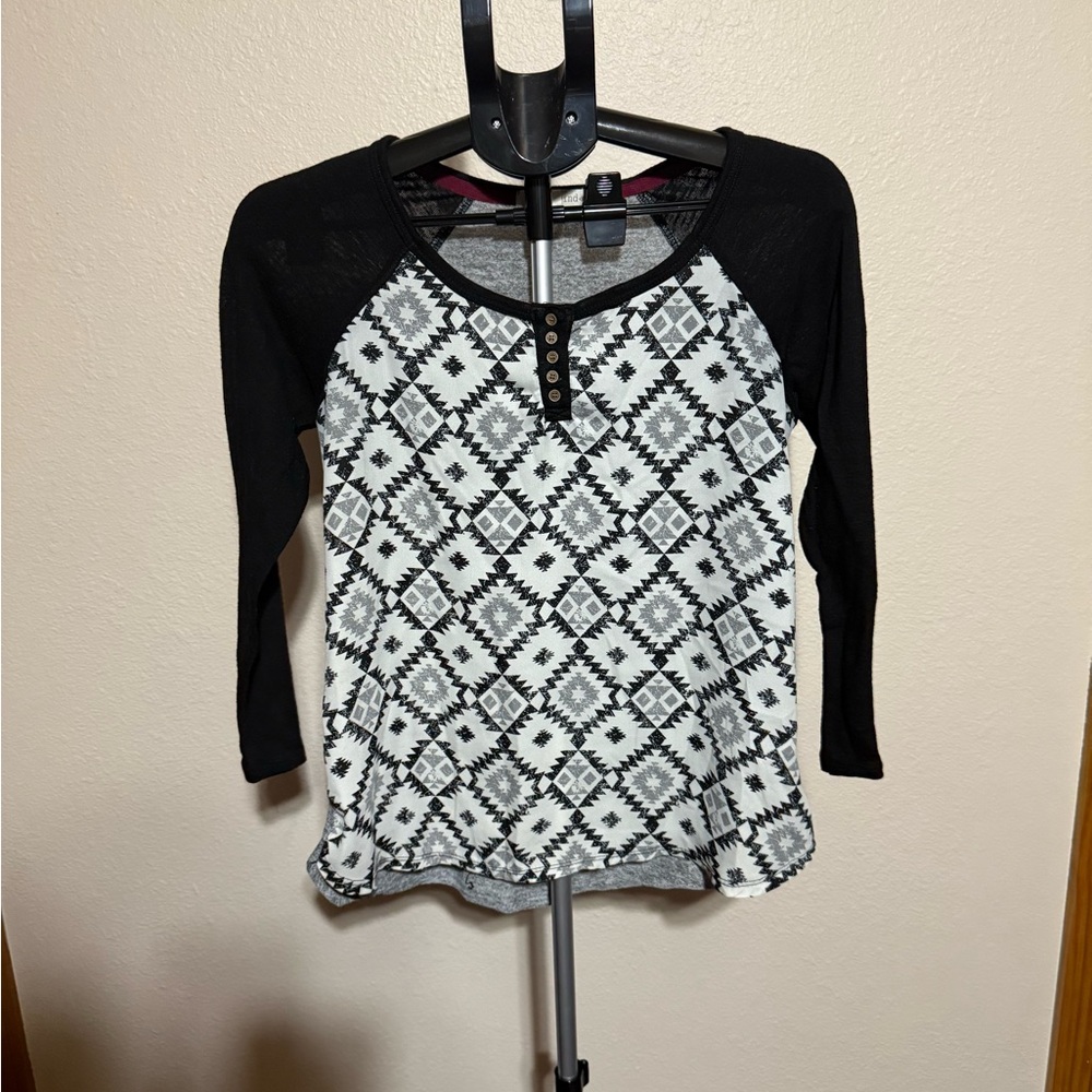 Rewind Black and White Patterned Long Sleeve Top‎